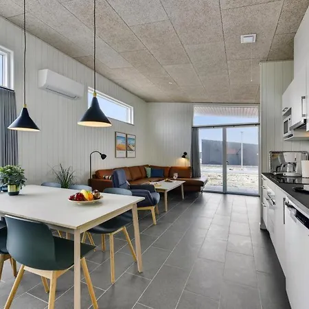 Holiday Homes, Sondervig