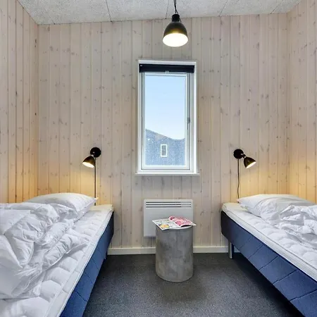 Holiday Homes, Sondervig